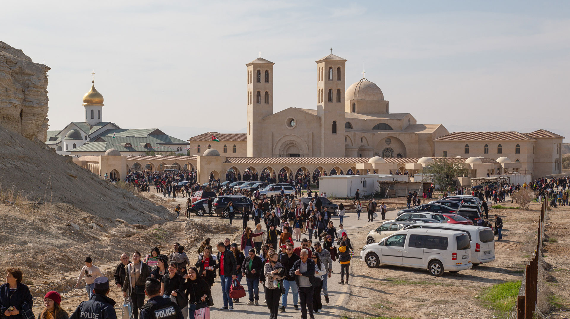 Jugendliche Pilger nahe der Taufstelle Jesu am Jordan in Jordanien