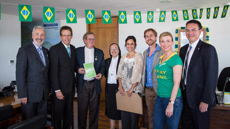 Hilfswerke übergeben Petition zur WM in Brasilien