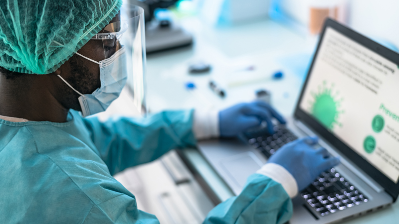 Ein Biochemiker hantiert mit Laborgeräten