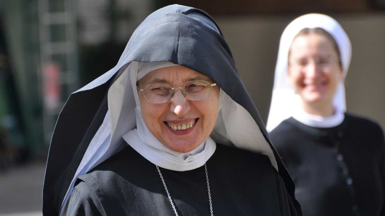 Einer Äbtissin wird wegen Kirchenasyls der Prozess gemacht