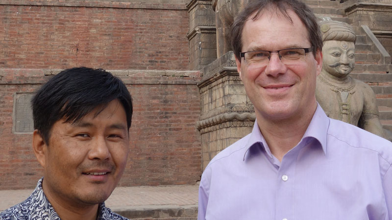 Enge Fesseln für Helfer - Oliver Müller zum Wiederaufbau in Nepal