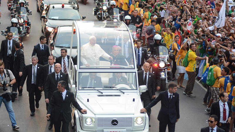 Begeisterung für Papst bringt Sicherheitskräfte ins Schwitzen