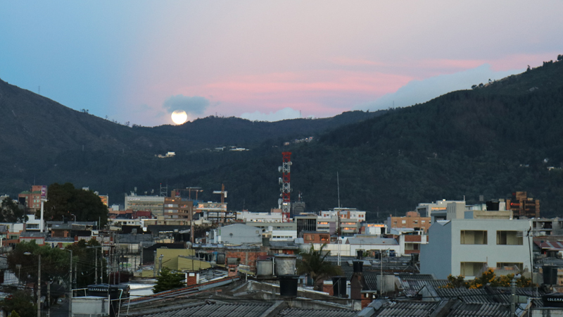 Vollmond über Bogotá (Kolumbien)
