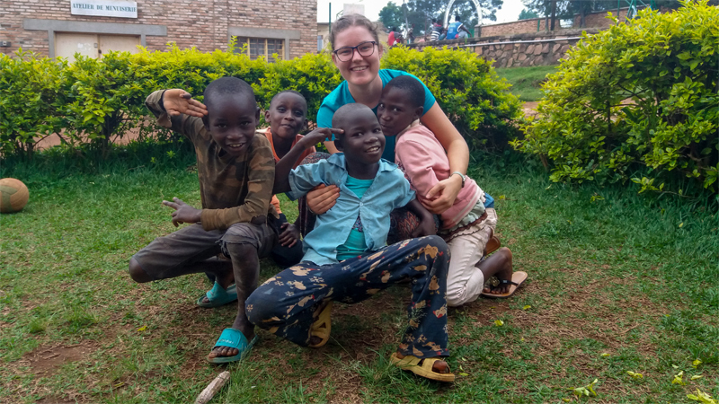 Emma Dierkes, Don Bosco Volunteer in Ruanda, mit Kindern aus einer Schule, in de sie mitarbeiten durfte
