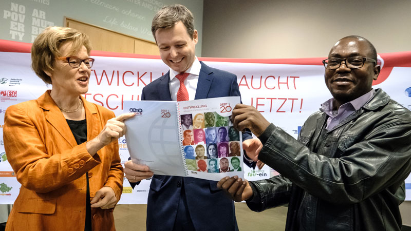 Erlassjahr.de übergibt Petition an Bundesregierung