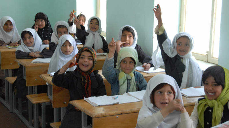 Mädchen sitzen in Afghanistan in einer Schule