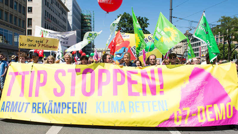 Transparent mit der Aufschrift "TTIP stoppen! Armut bekämpfen! Klima retten!" bei Protesten gegen einen G7-Gipfel
