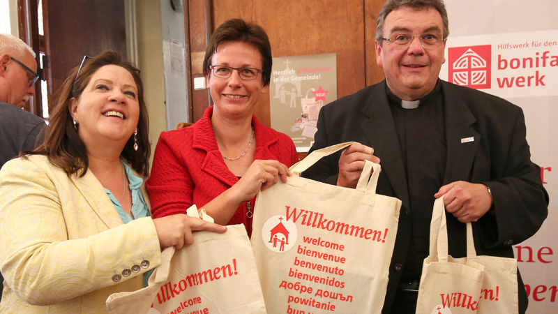 „Willkommenstaschen“ für Flüchtlinge