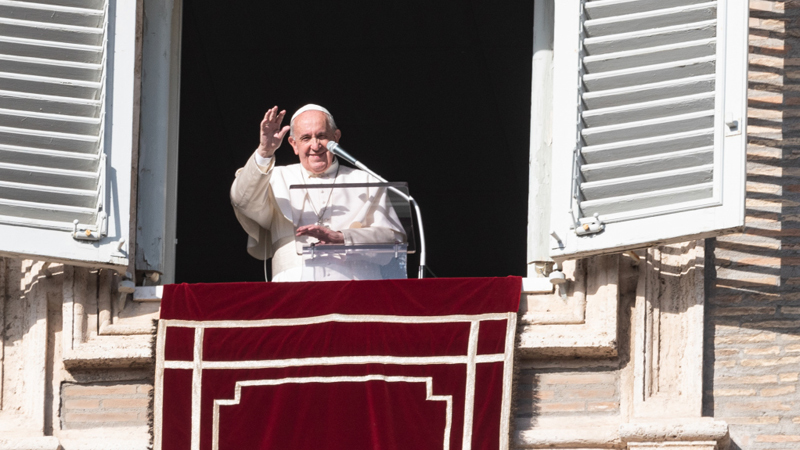 Papst Franziskus am Fenster beim Angelus-Gebet auf dem Petersplatz im Vatikan am 15. Dezember 2019. Foto: Cristian Gennari/Romano Siciliani/KNA