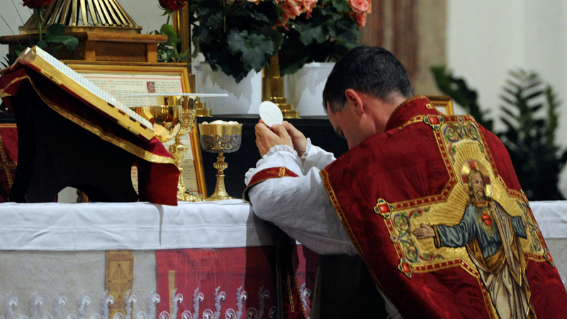 Papst schränkt Messen nach altem Ritus ein – Reaktionen aus den USA und Europa