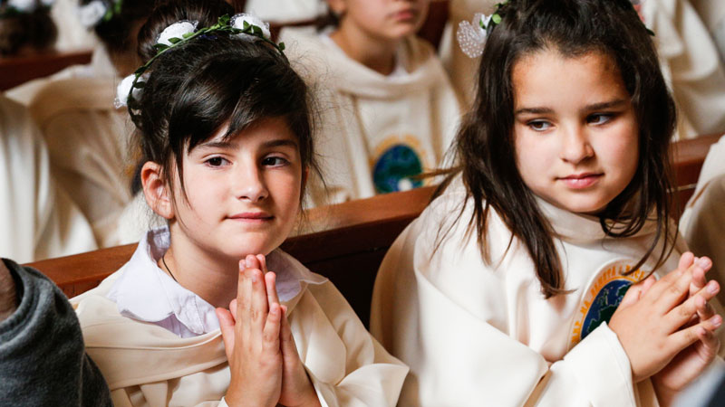Papst spendet in Bulgarien Erstkommunion und trifft Flüchtlinge