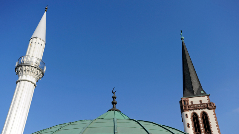 Christen und Muslime in Serbien bauen gemeinsam eine Kirche