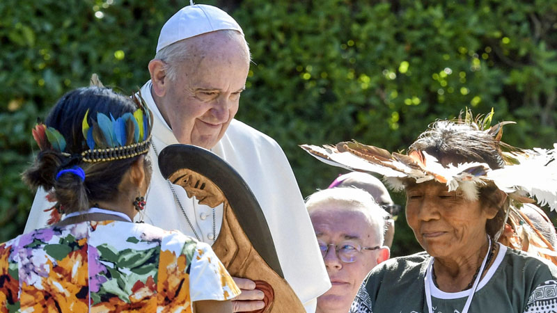 Papst feiert mit Indigenen Zeremonie für die Schöpfung 