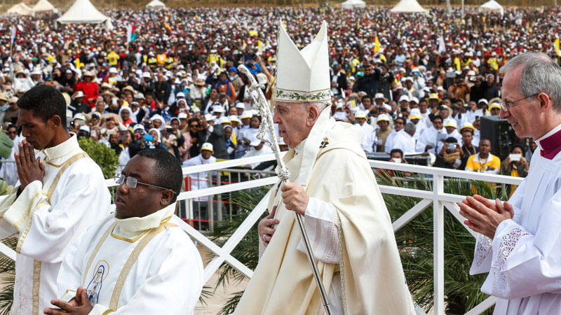 Papst beendet Reise nach Ostafrika