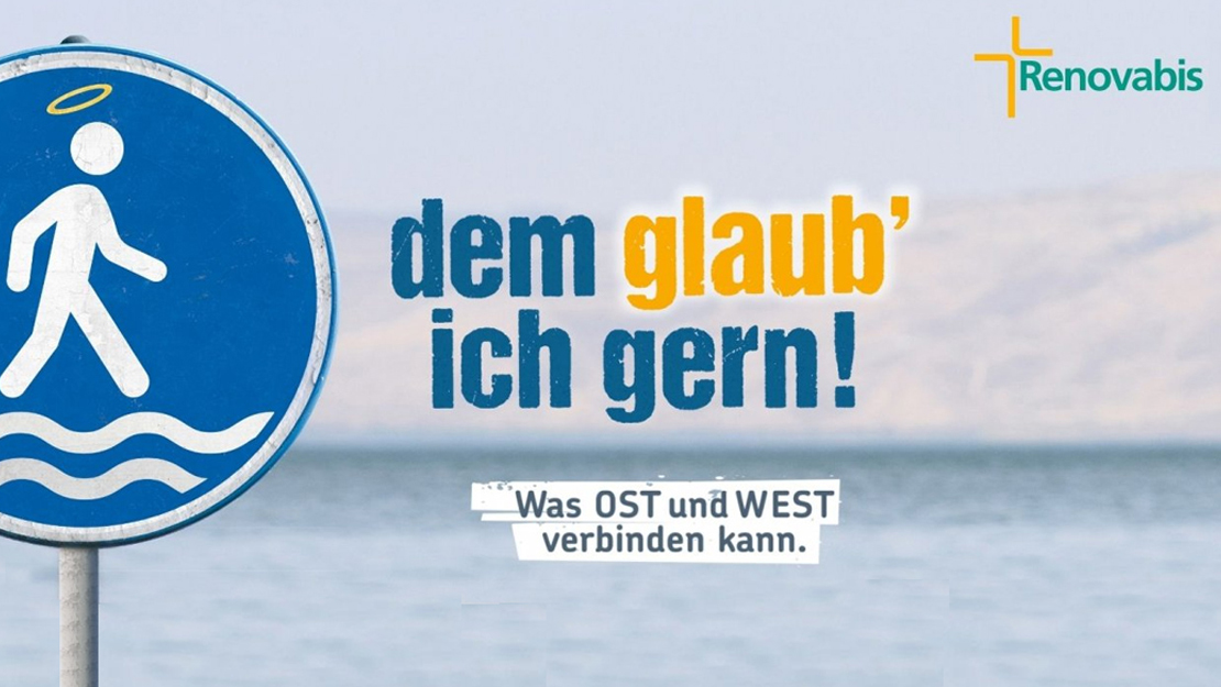 Person, die über Wasser läuft und Renovabis-Logo vor Küstenlinie mit der Aufschrift: Dem glaub' ich gern.