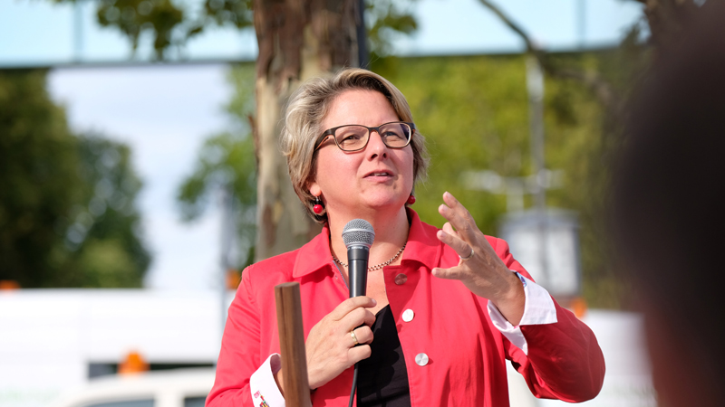 Die neue Bundesumweltministerin Svenja Schulze redet auf einer Veranstaltung