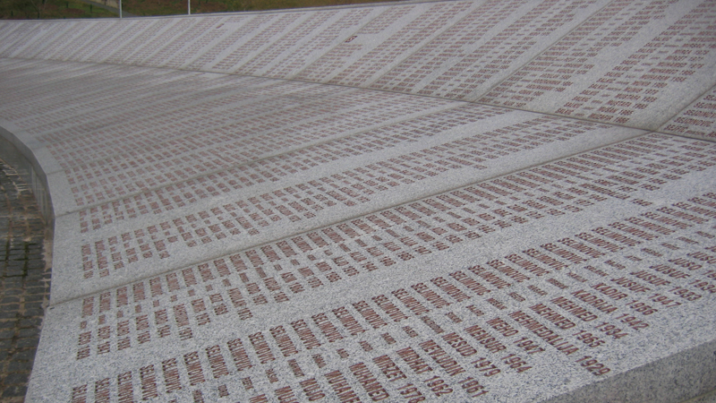 Menschenrechtler fordern Unterstützung für Opfer von Srebrenica