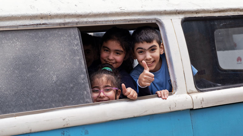 Kleider teilen und Kindern im Libanon helfen