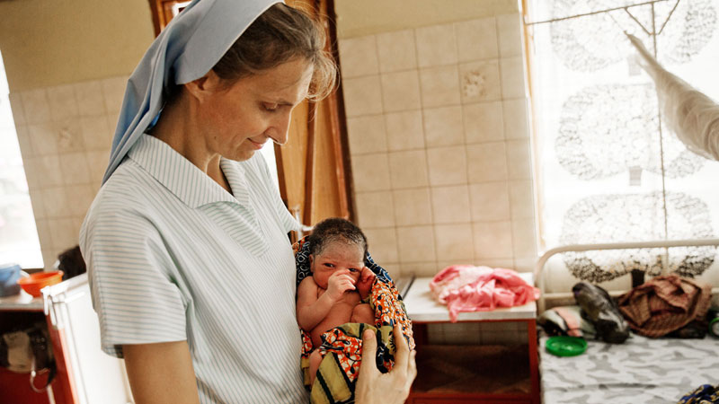 Die Steyler Schwester Yvonne versorgt im Togo Kinder und Kranke