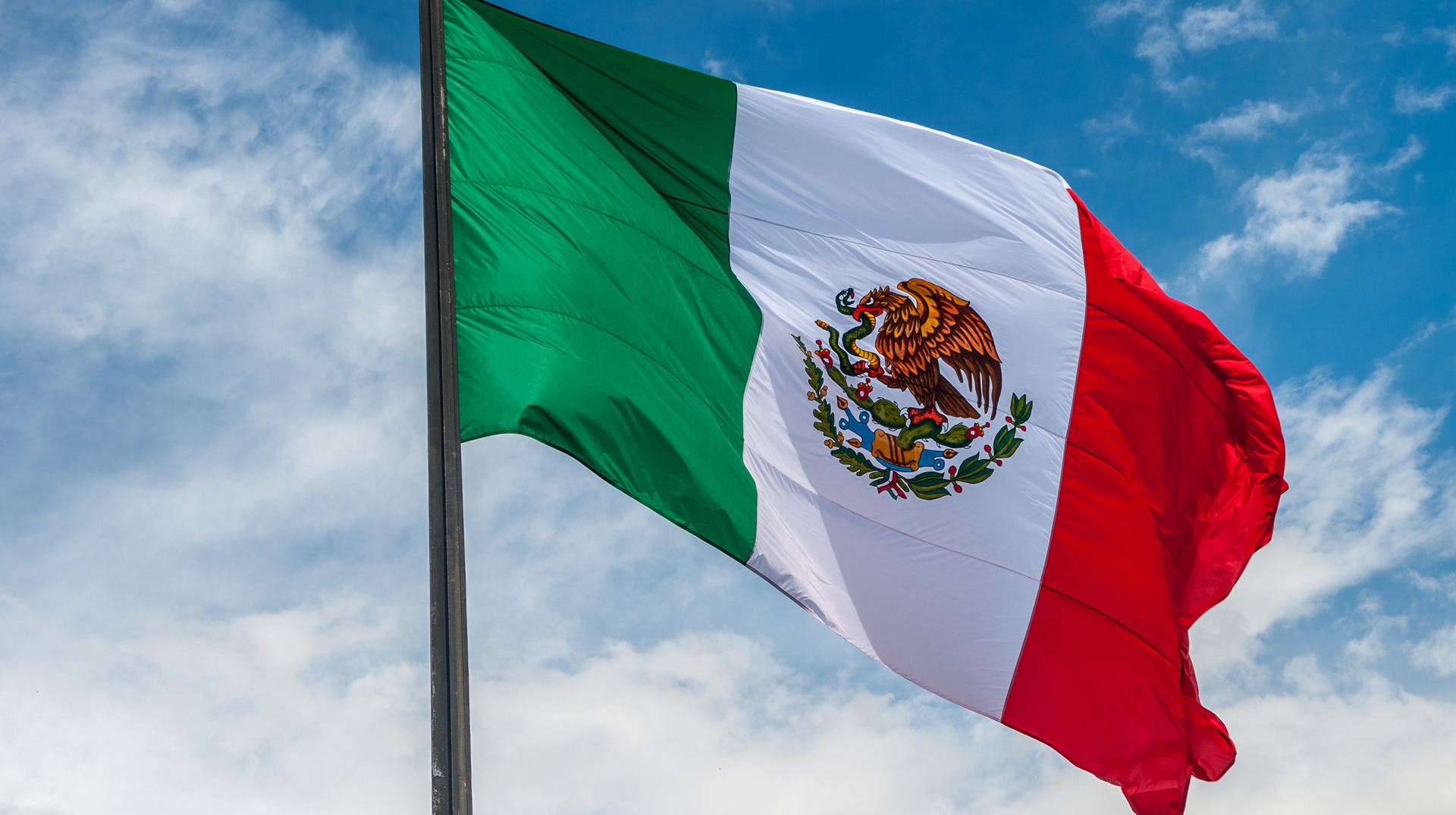 Flagge Mexikos flattert im Wind