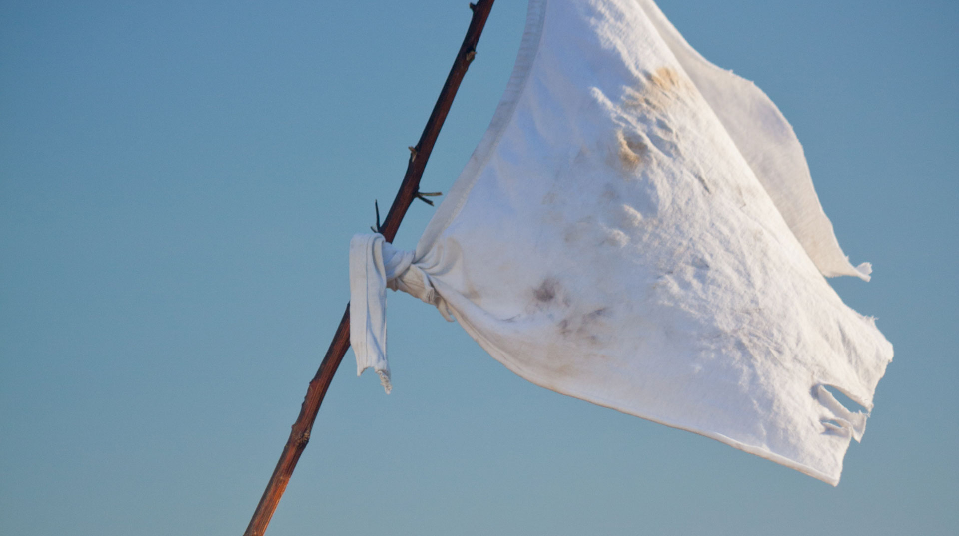 Weiße Flagge vor weißem Hintergrund