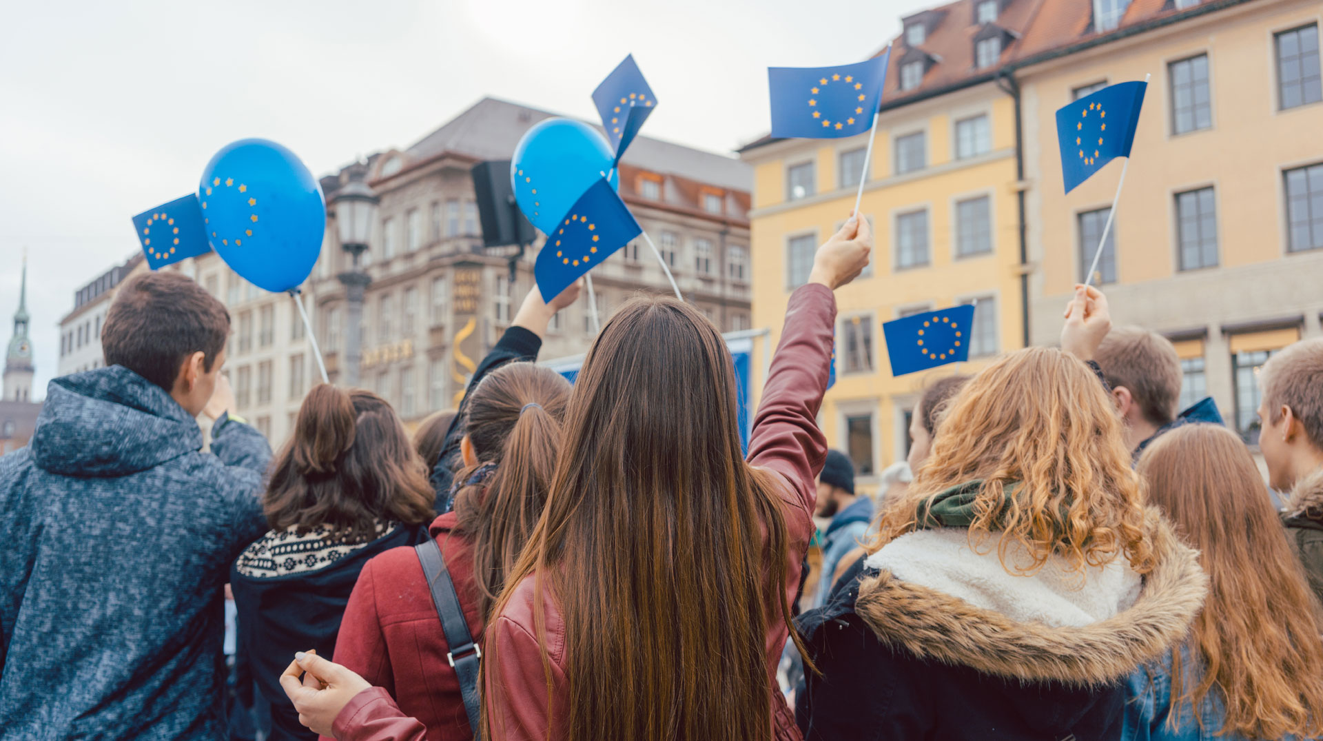 Menschen halten EU-Symbole in die Höhe