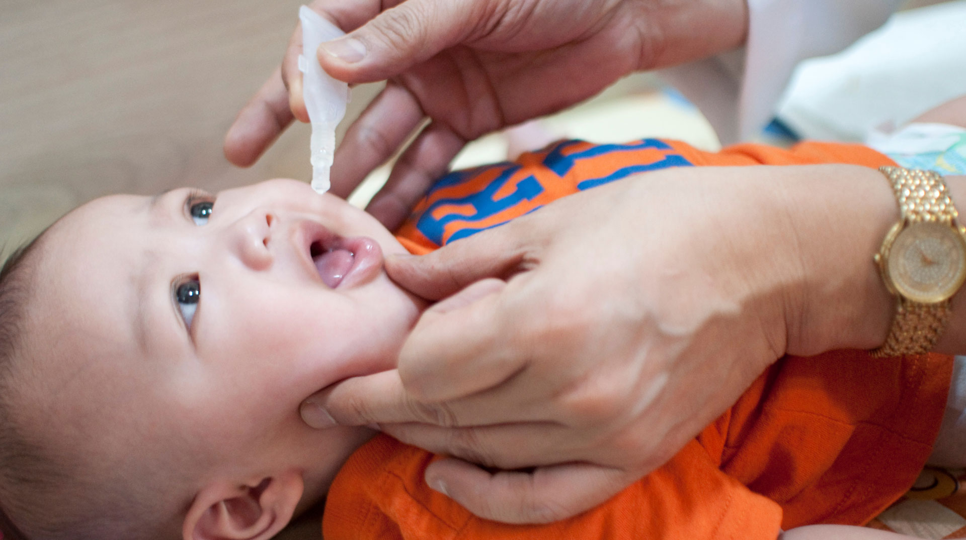 Baby bekommt Schluckimpfung