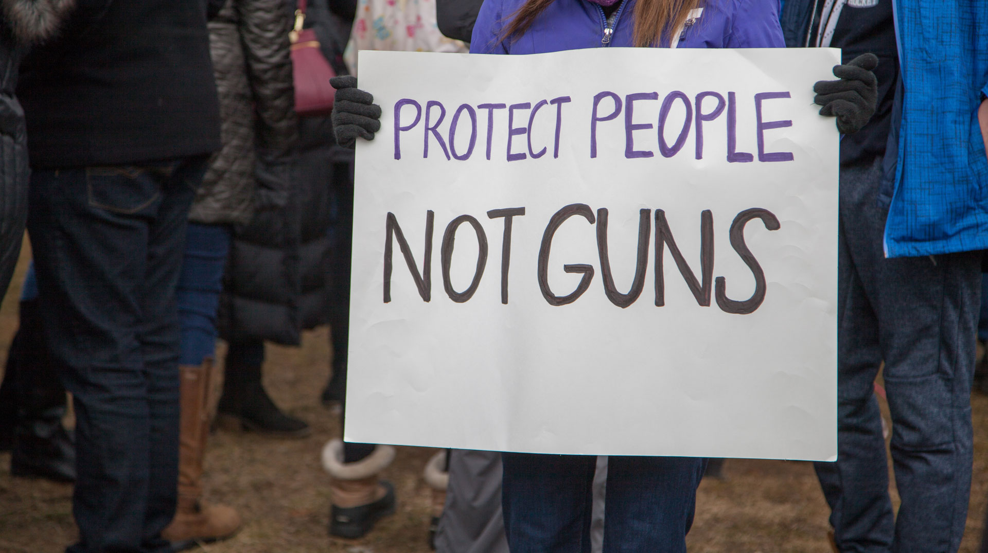 Protect people not guns steht auf einem Demo-Transparent