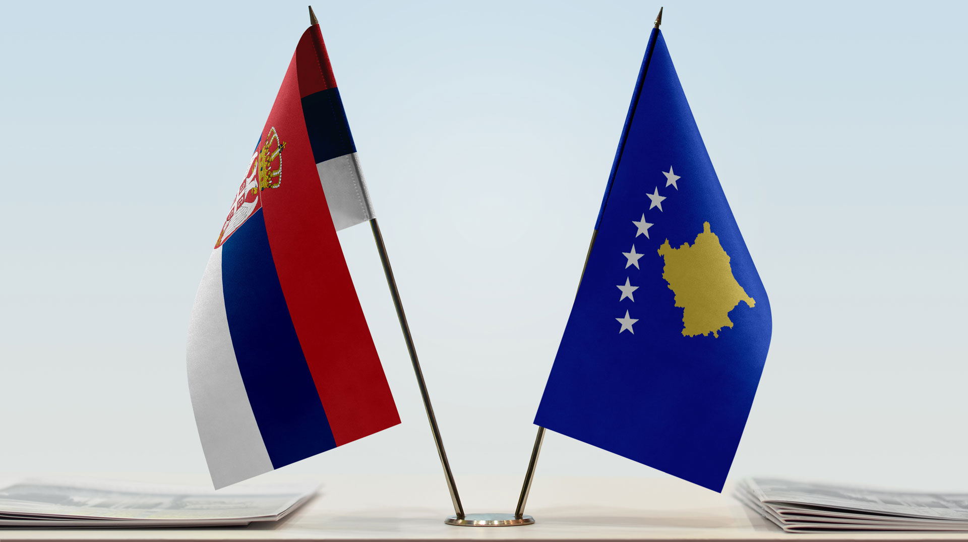 Flaggen von Serbien und dem Kosovo