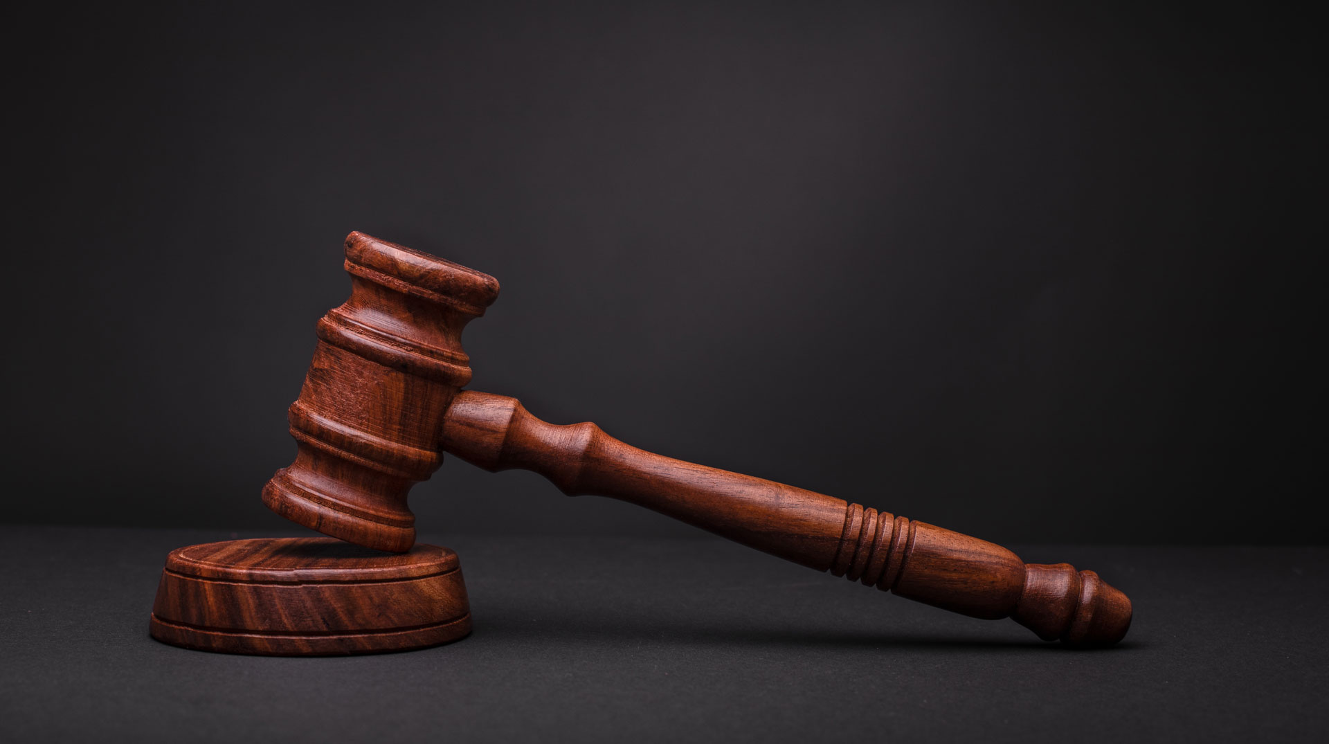  Holz Hammer mit dunklem Hintergrund urteilt, Symbol für Gesetz, Delikte, kriminelle Straftaten und Auktionen, Tribunal, Justiz, Gericht