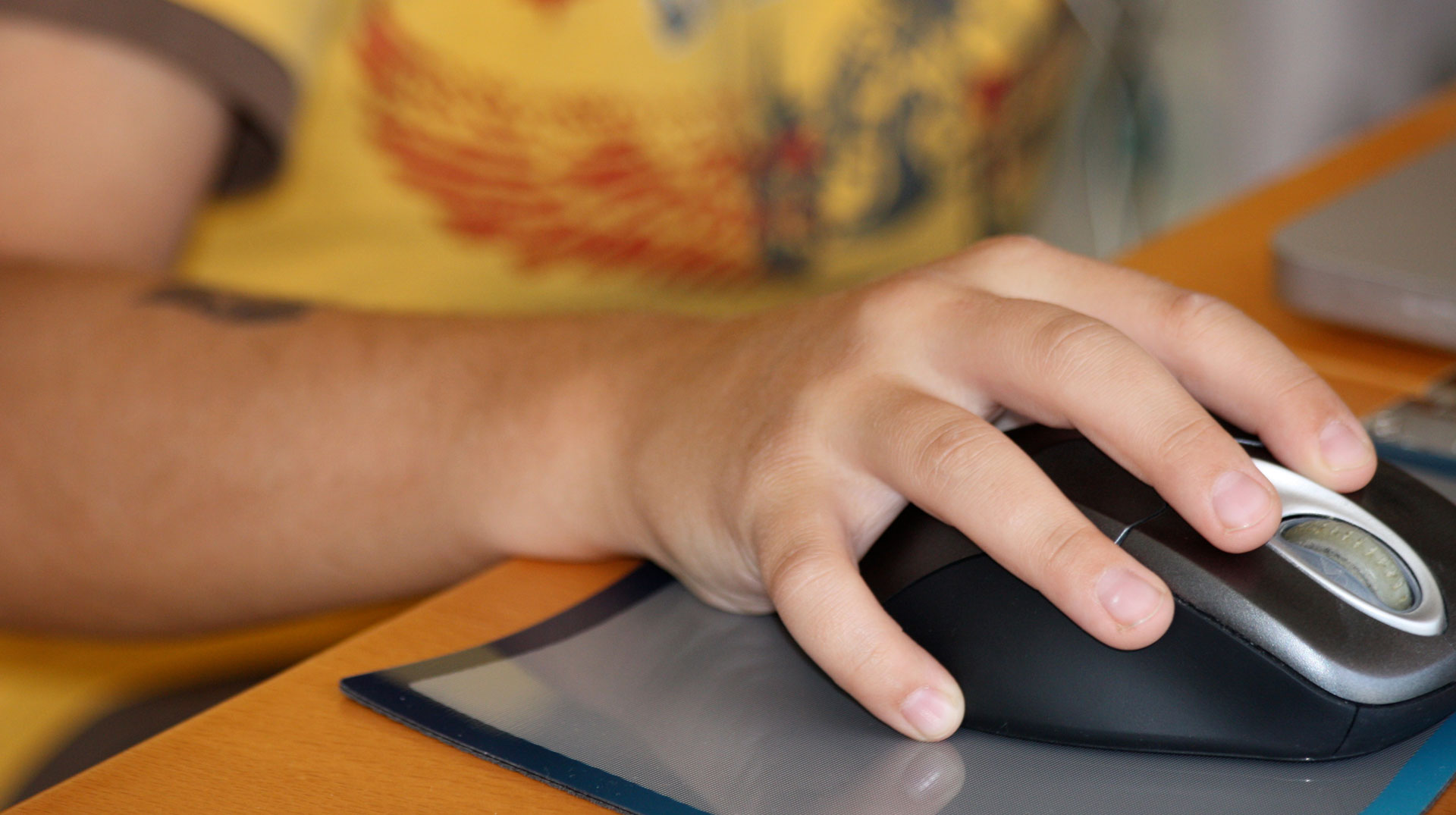 Kinderhand am Computer (Symbolbild)