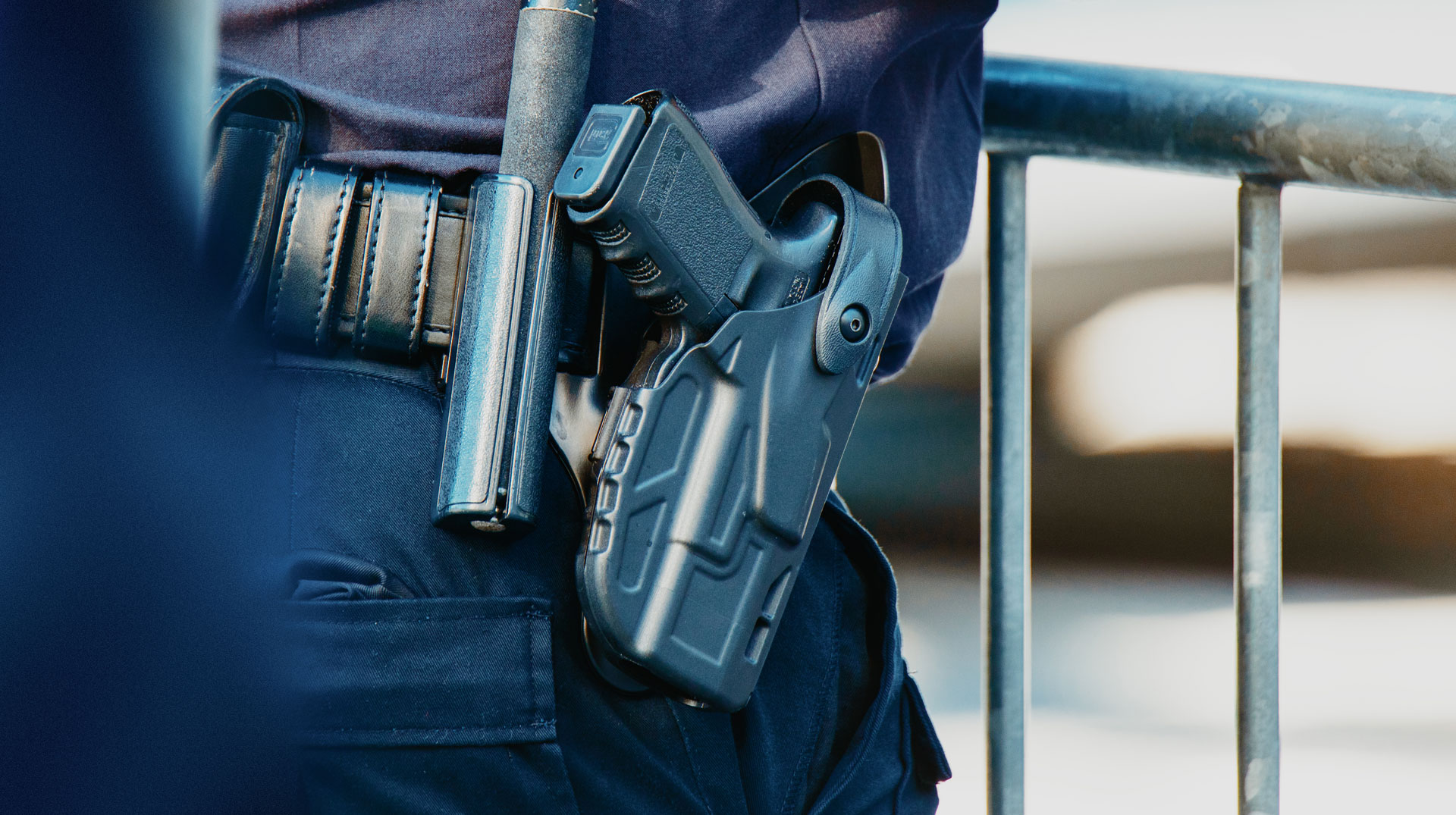 Polizist mit Halfter, in dem eine Pistole steckt.