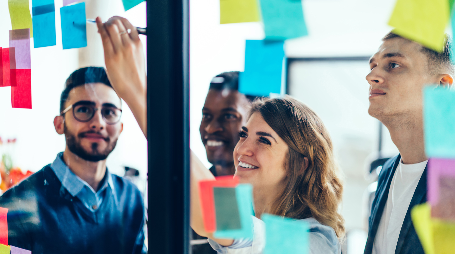 Menschen aus verschiedenen Ländern leben und arbeiten gemeinsam und auf Augenhöhe