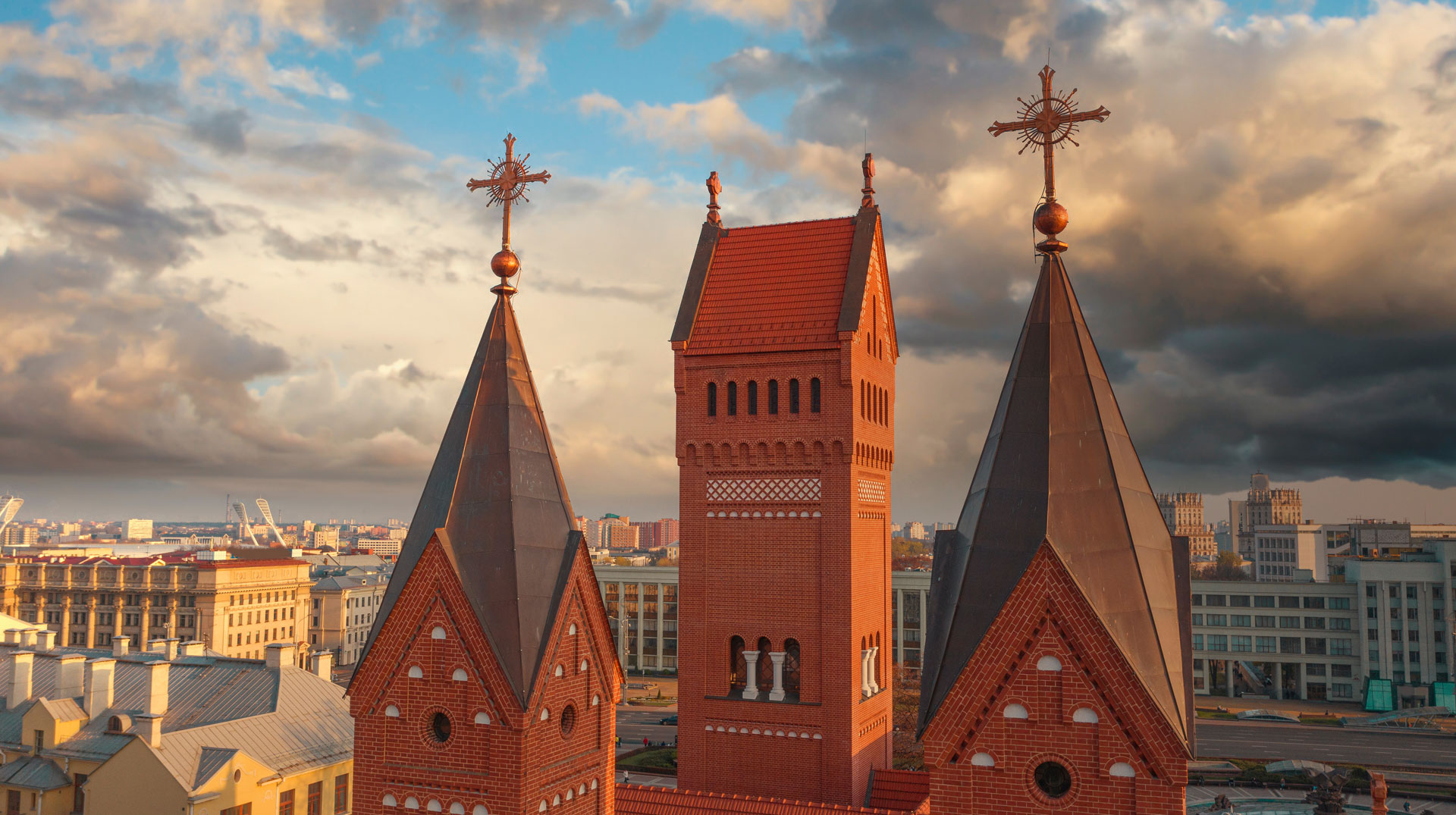 Rote Kirche Pfarrei Sankt Simon und Sankt Helena in Minsk (Belarus)