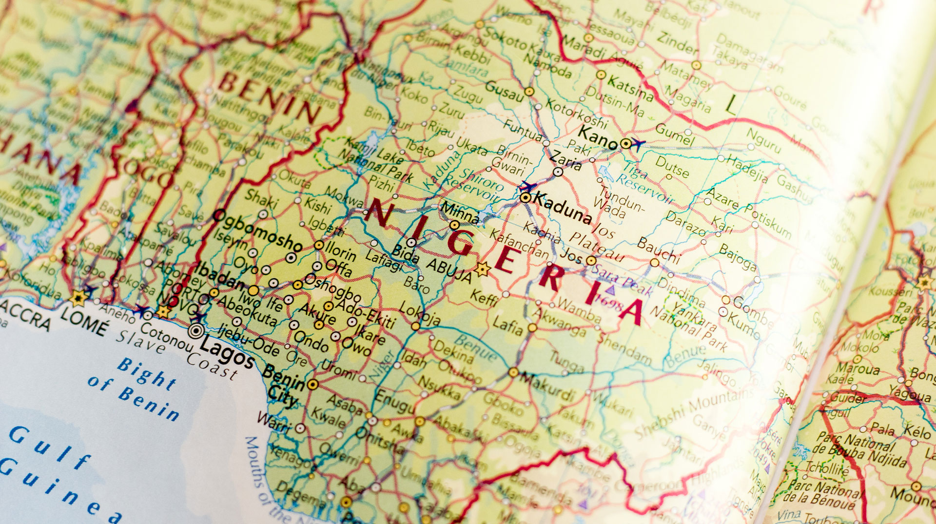 Nigeria auf de Landkarte in einem Atlas