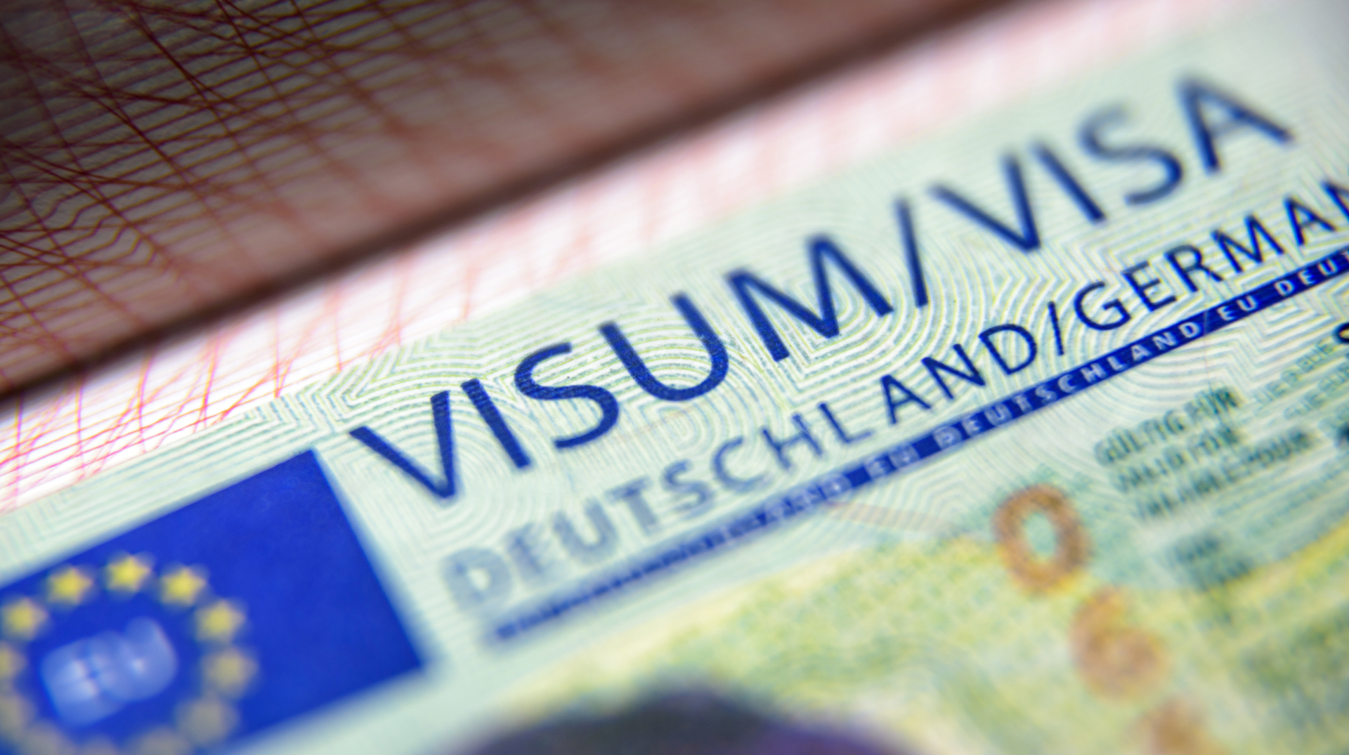 Symbolbild Visum in einem Reisepass