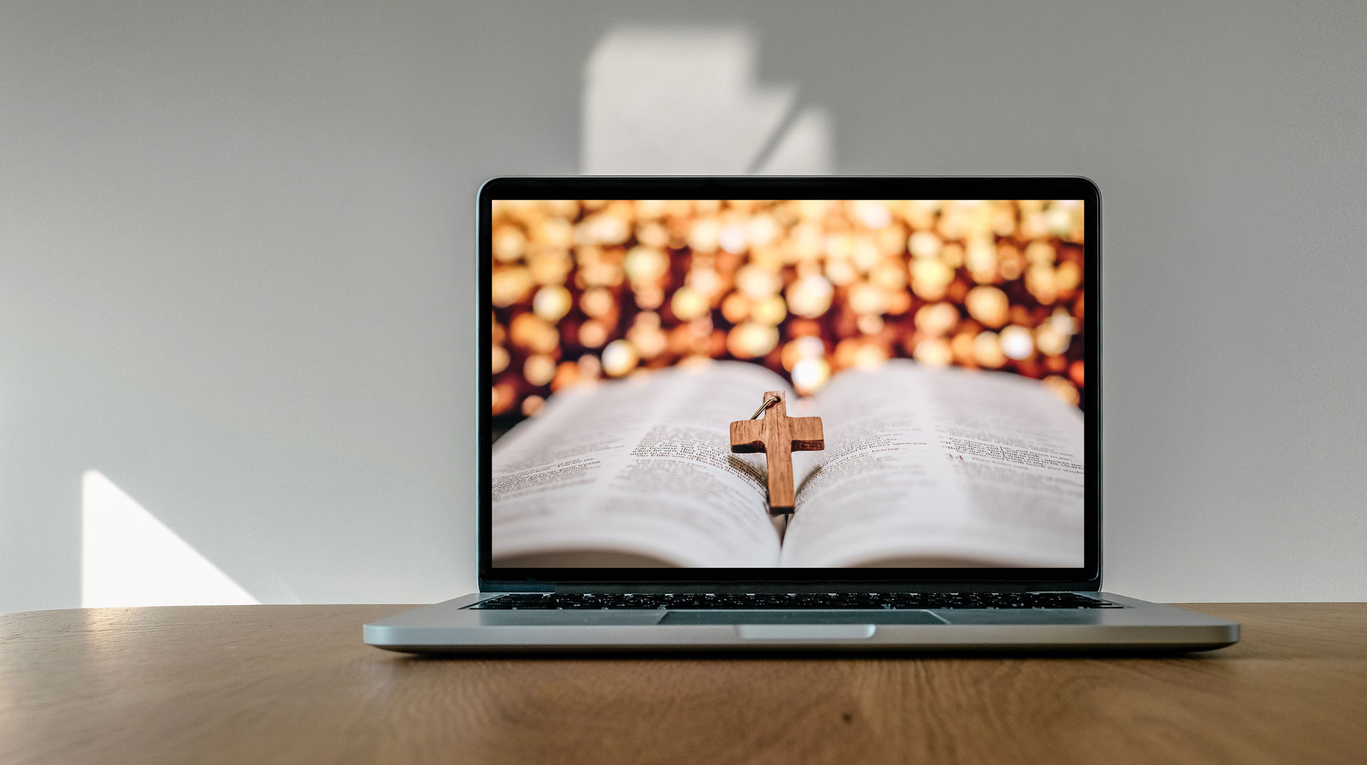 Ein Kreuz und eine Bibel auf einem Bildschirm