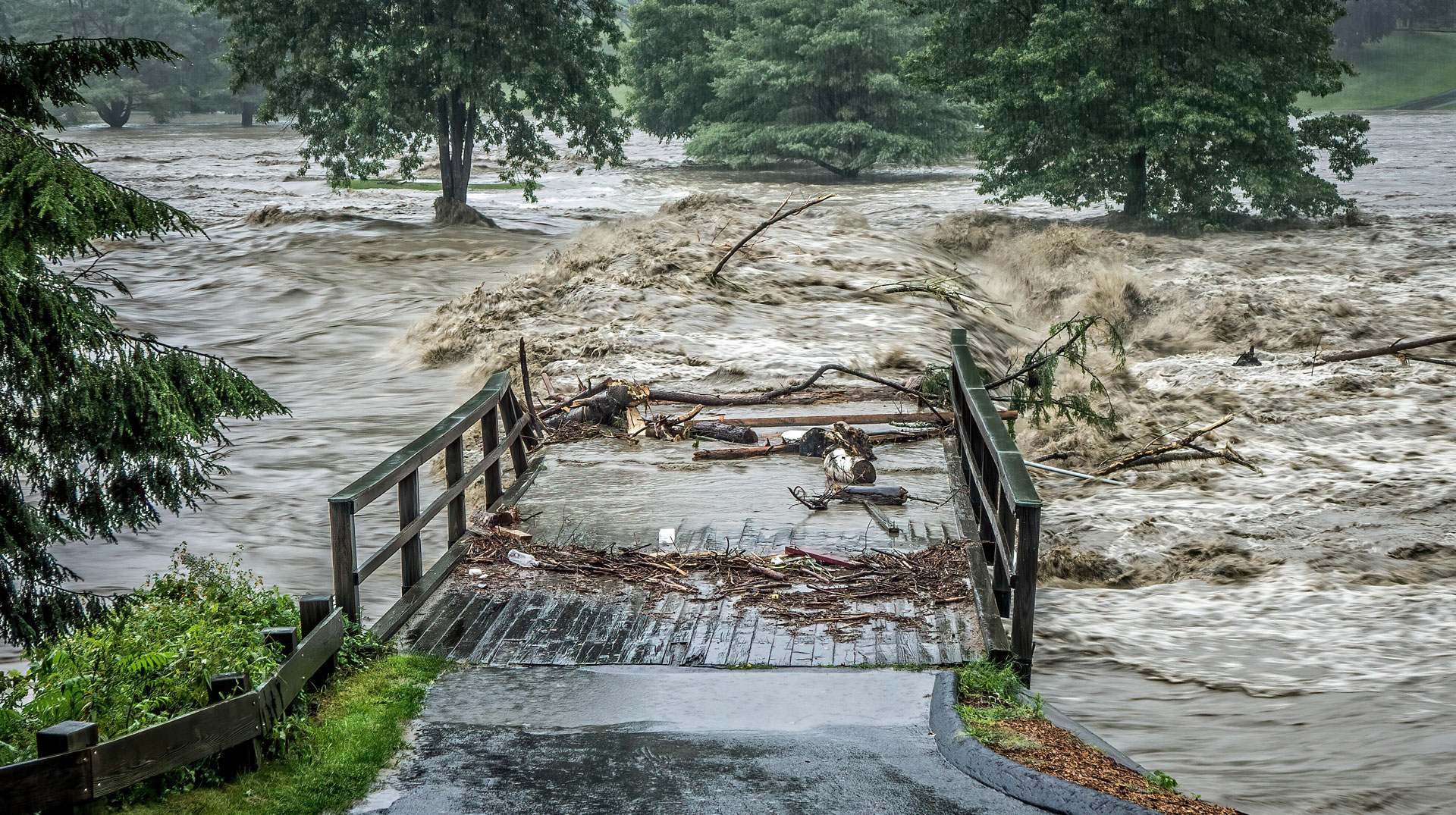 Symbolfoto: Hochwasser bringt Brücke zum Einsturz