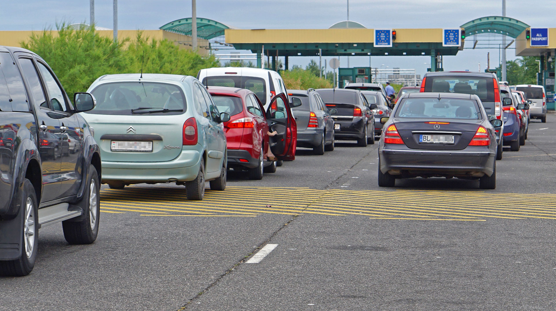 Autos warten an der EU-Außengrenze in Ungarn