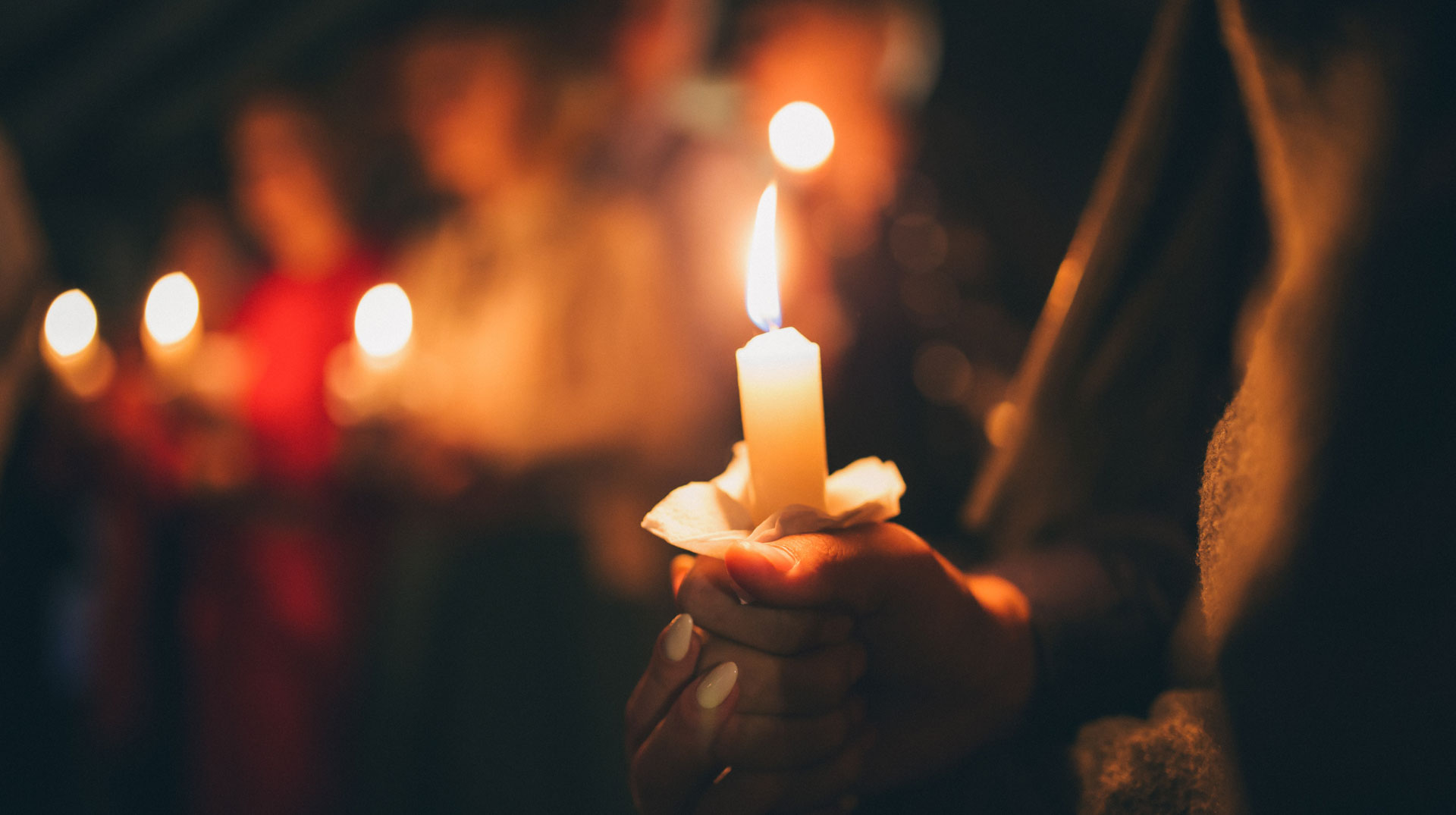 Kerzen werden in den Händen gehalten. Symbolfoto Advent