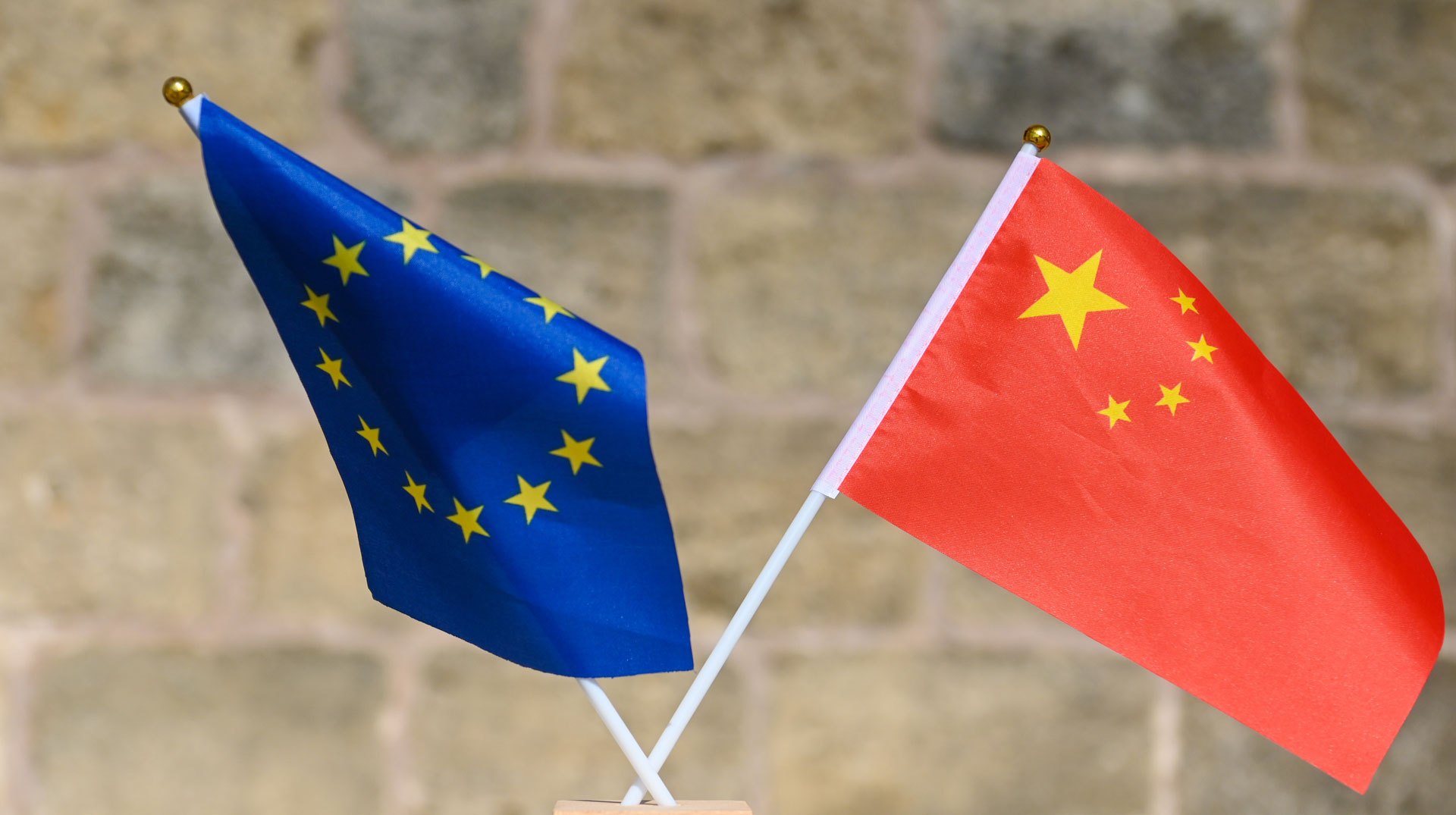 Flaggen der EU und Chinas (Symbolbild Europäisch-chinesische Beziehungen)