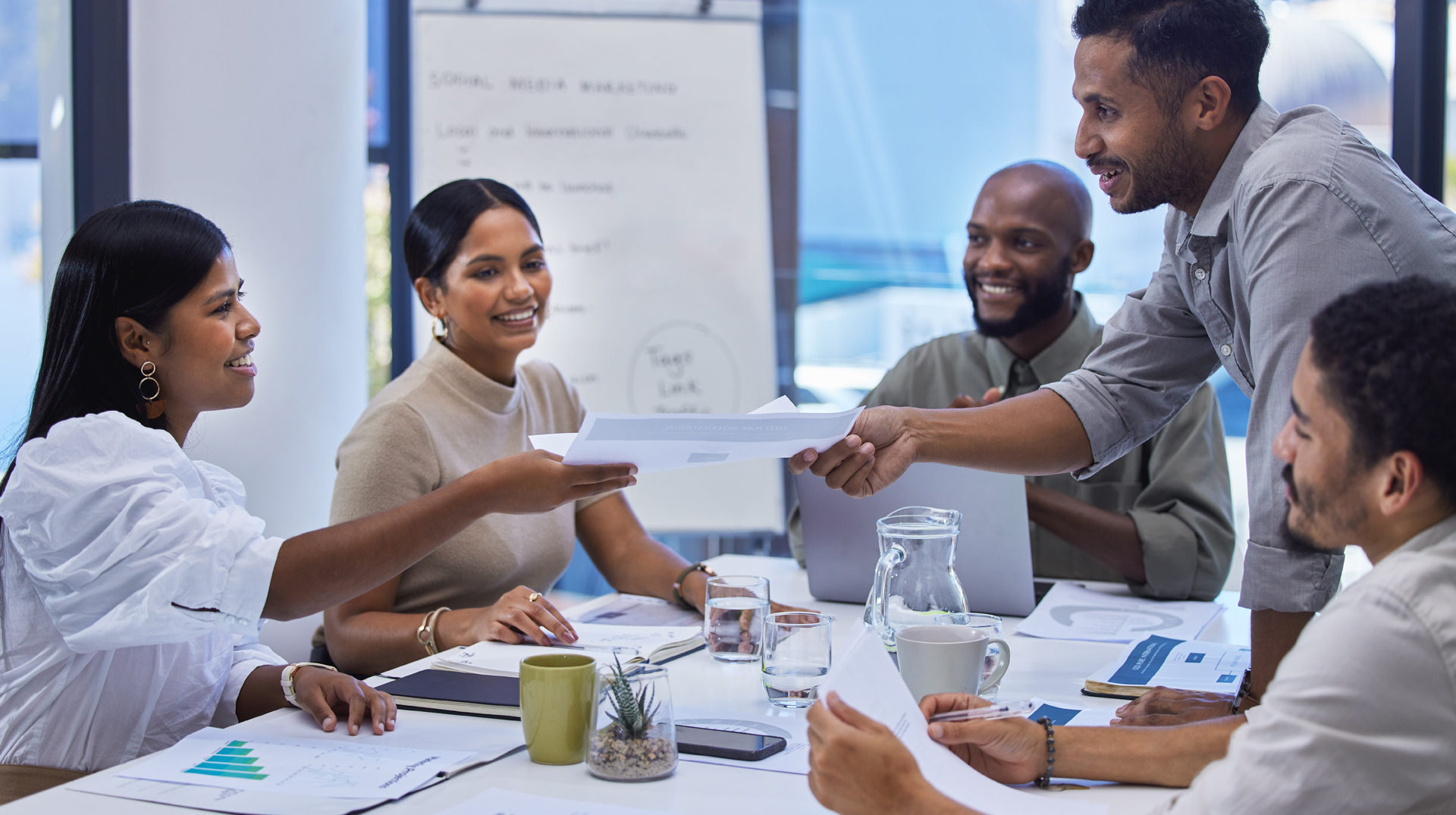Eine Gruppe von Menschen unterschiedlicher Herkunft führt gemeinsam und auf Augenhöhe eine Projektevaluation durch