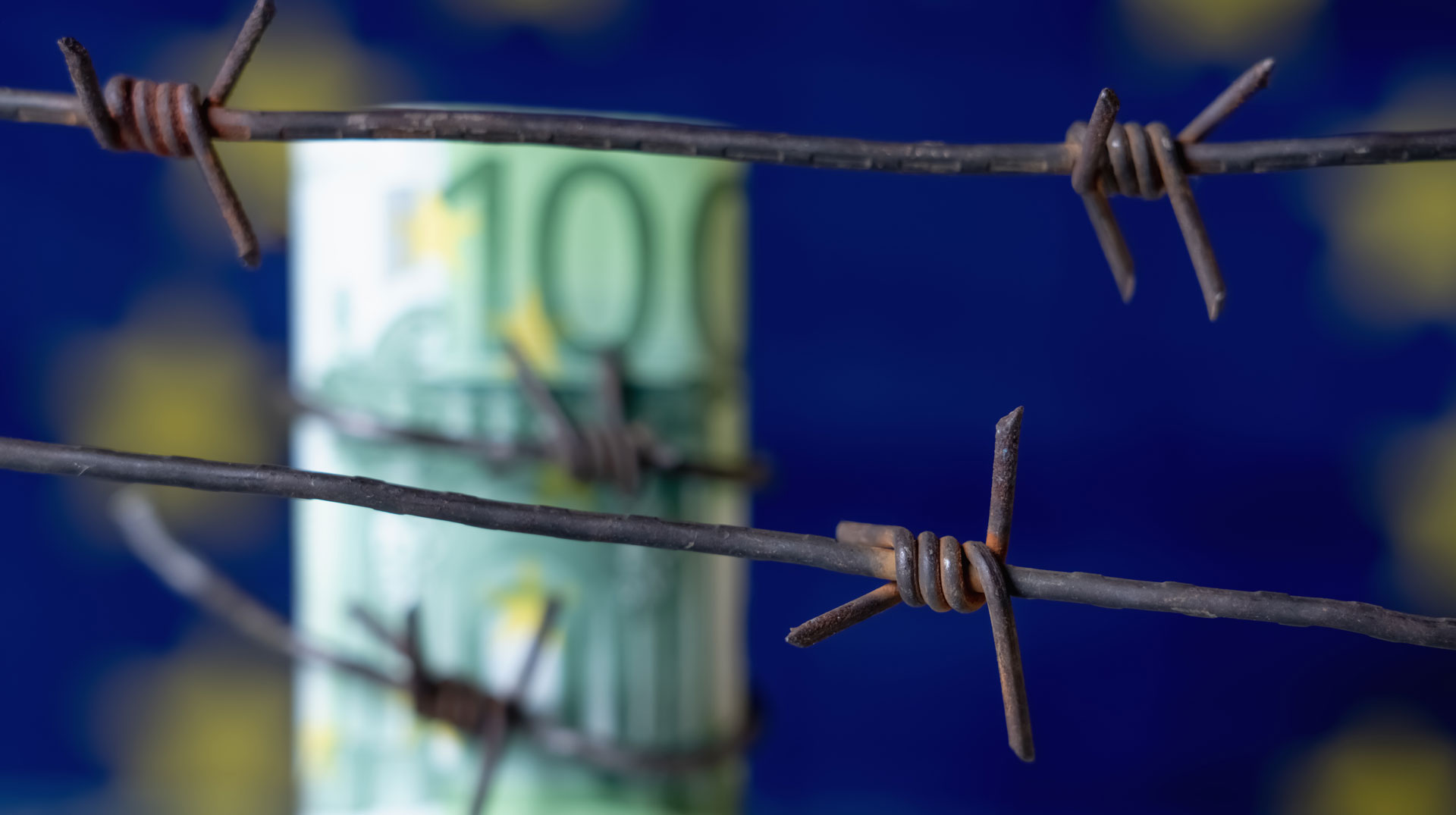 Symbolbild Sanktionen, Geld hinter Stacheldraht