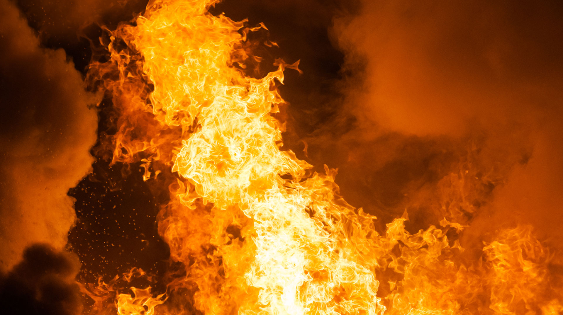 Symbolfoto: Flammen schlagen aus einem Holzdach