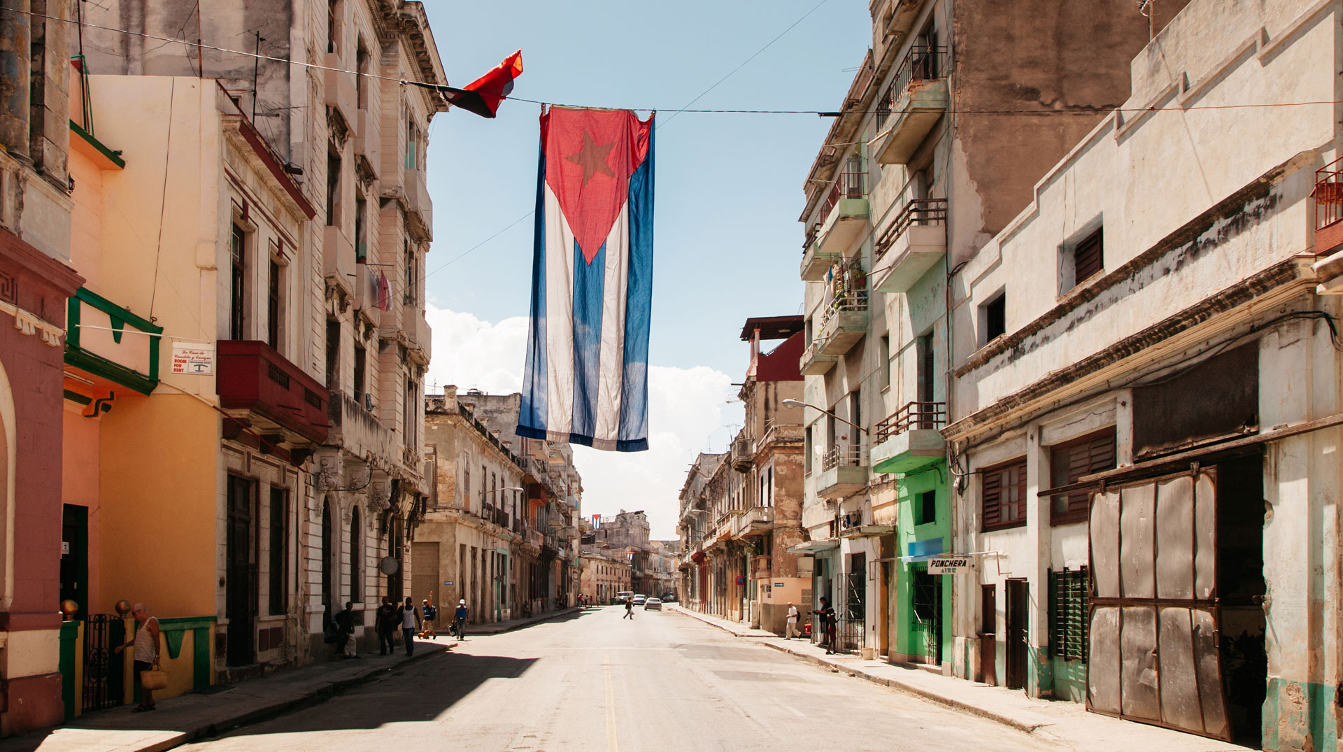 Straßenszene mit Flagge Kuba Cuba Havanna