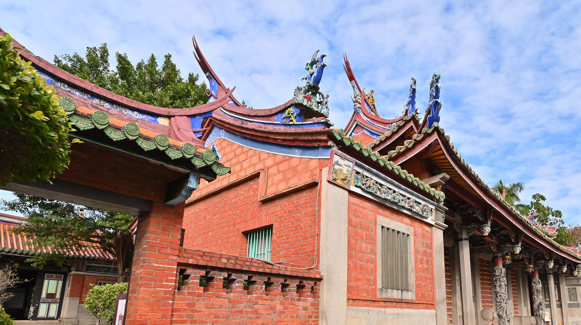  The ornate roof of the Taipei Confucius Temple. 