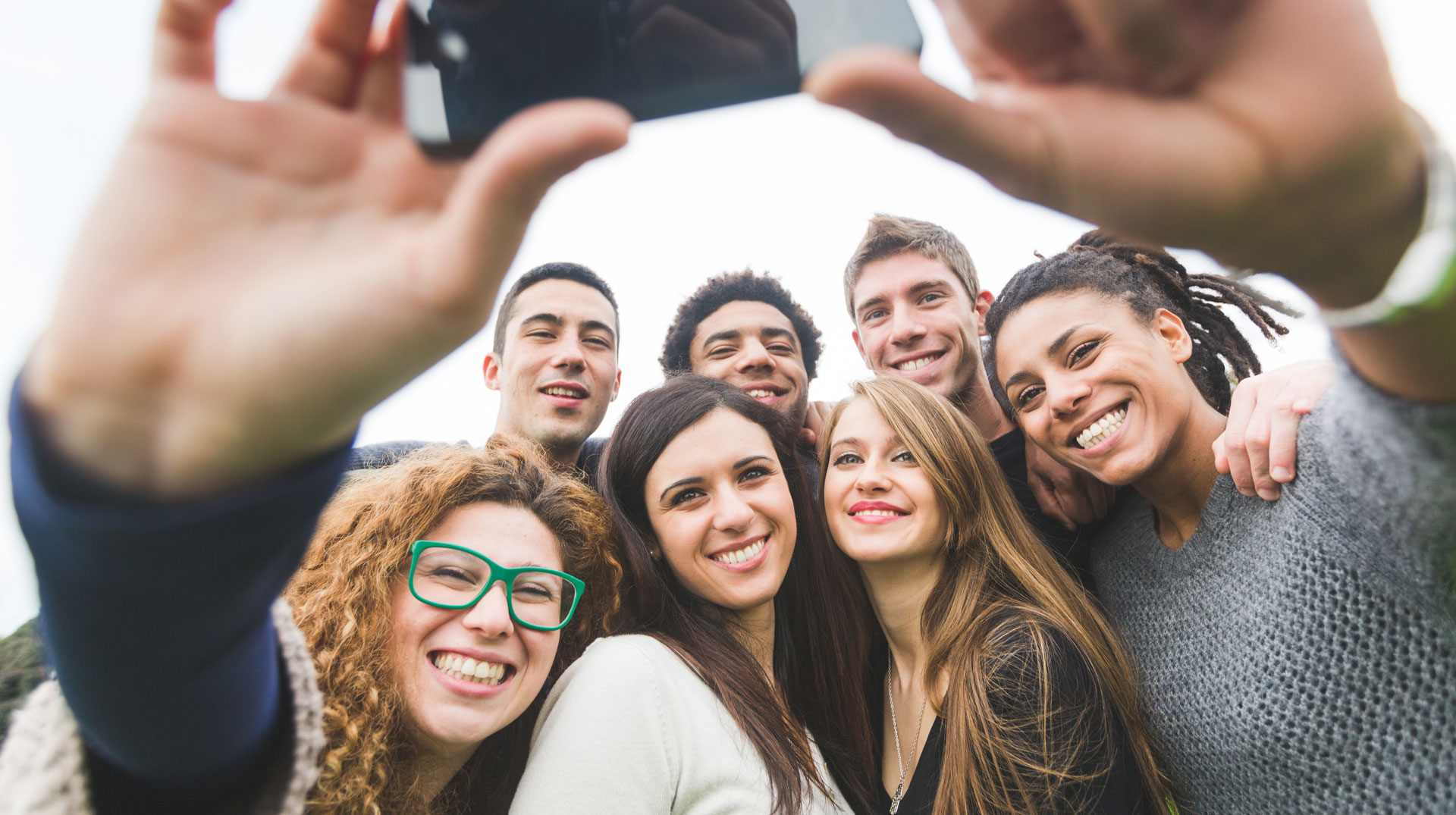 Multiethnic Group of Friends Taking Selfie at Park (Symbolbild Freundschaft, Jugend, Selfie, jung)