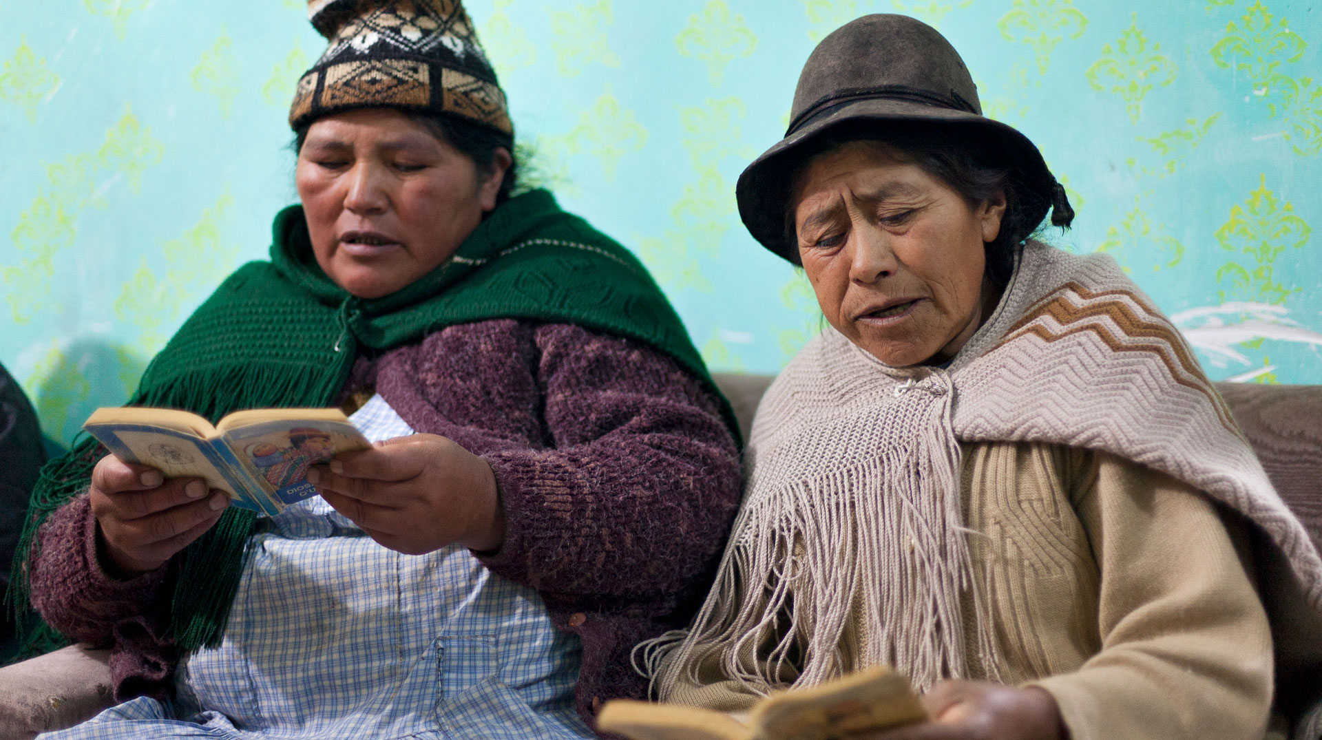 Tupac Amaru liegt an der Peripherie in La Paz. Die kleine Basisgemeinde "CEB Tupac Amaru" (auf dem Bild: Zwei bolivianische Frauen lesen in einem Gebet- und Liederbuch) trifft sich im Haus von Andrea Villazanti.