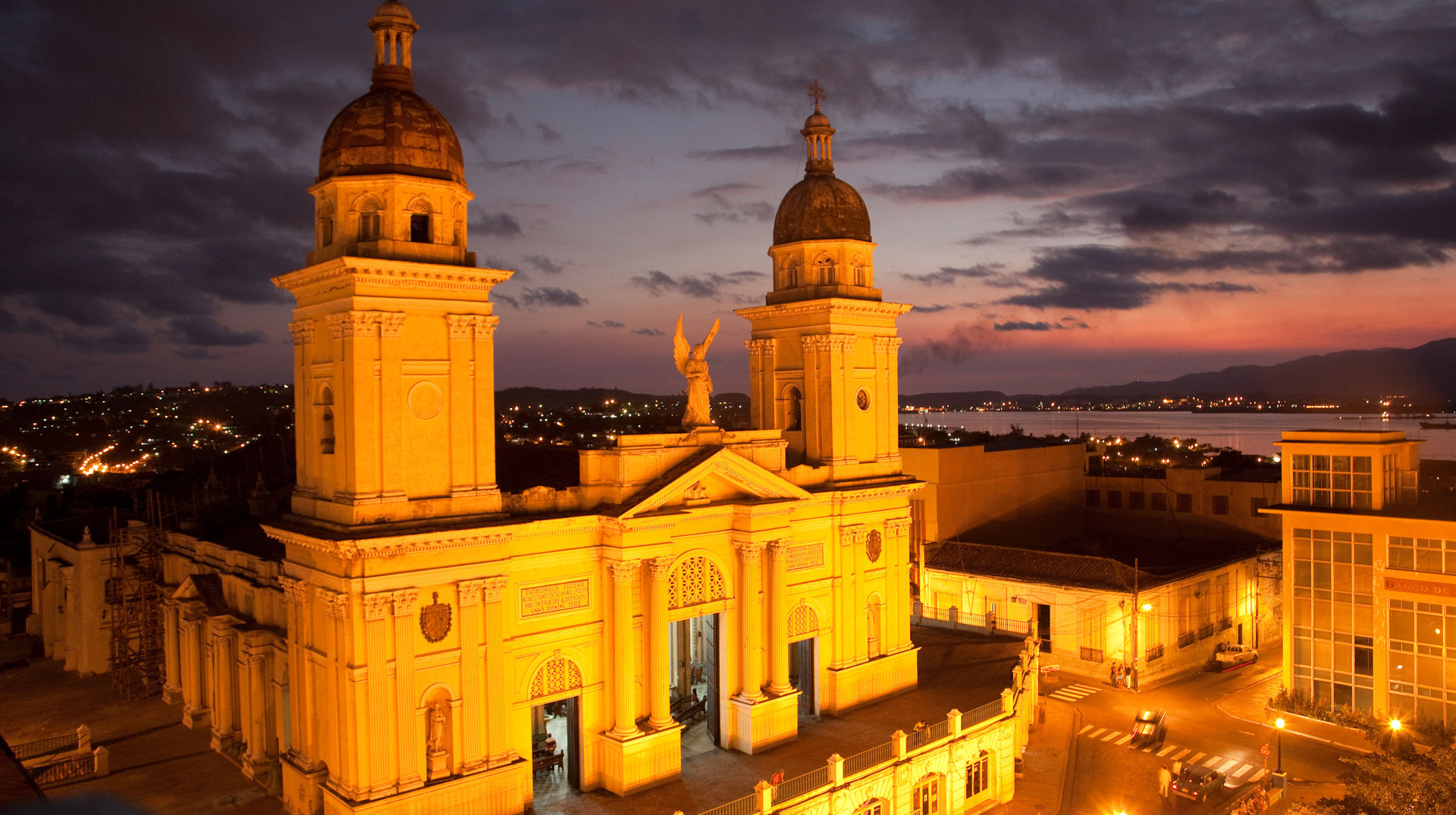 Catedral de Nuestra Senora de la Asuncion, Kathedrale von Santiago de Cuba. Die Kathedrale wurde 1552 begonnen, mehrfach zerstört und wieder aufgebaut. Das heutige Bild erhielt die Kathedrale 1922 als die beiden Glockentürme zugefügt wurden.