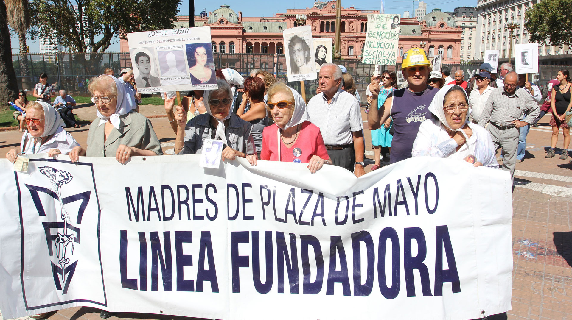 Argentinien, Buenos Aires: Demonstration der Madres de la Plaza de Mayo auf dem Plaza de Mayo.